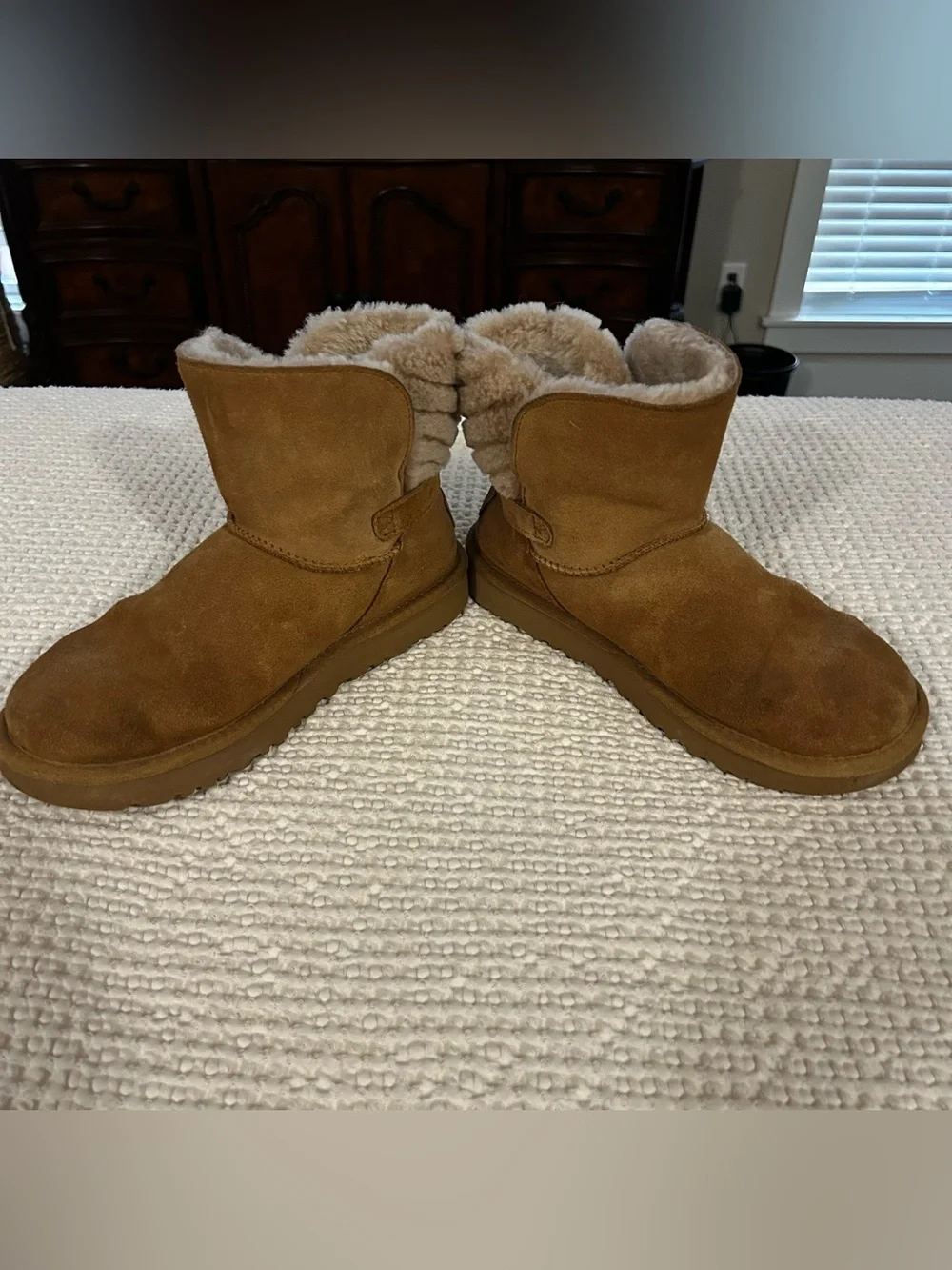 Womens UGG boots size 8. Tan with faux fur lining.